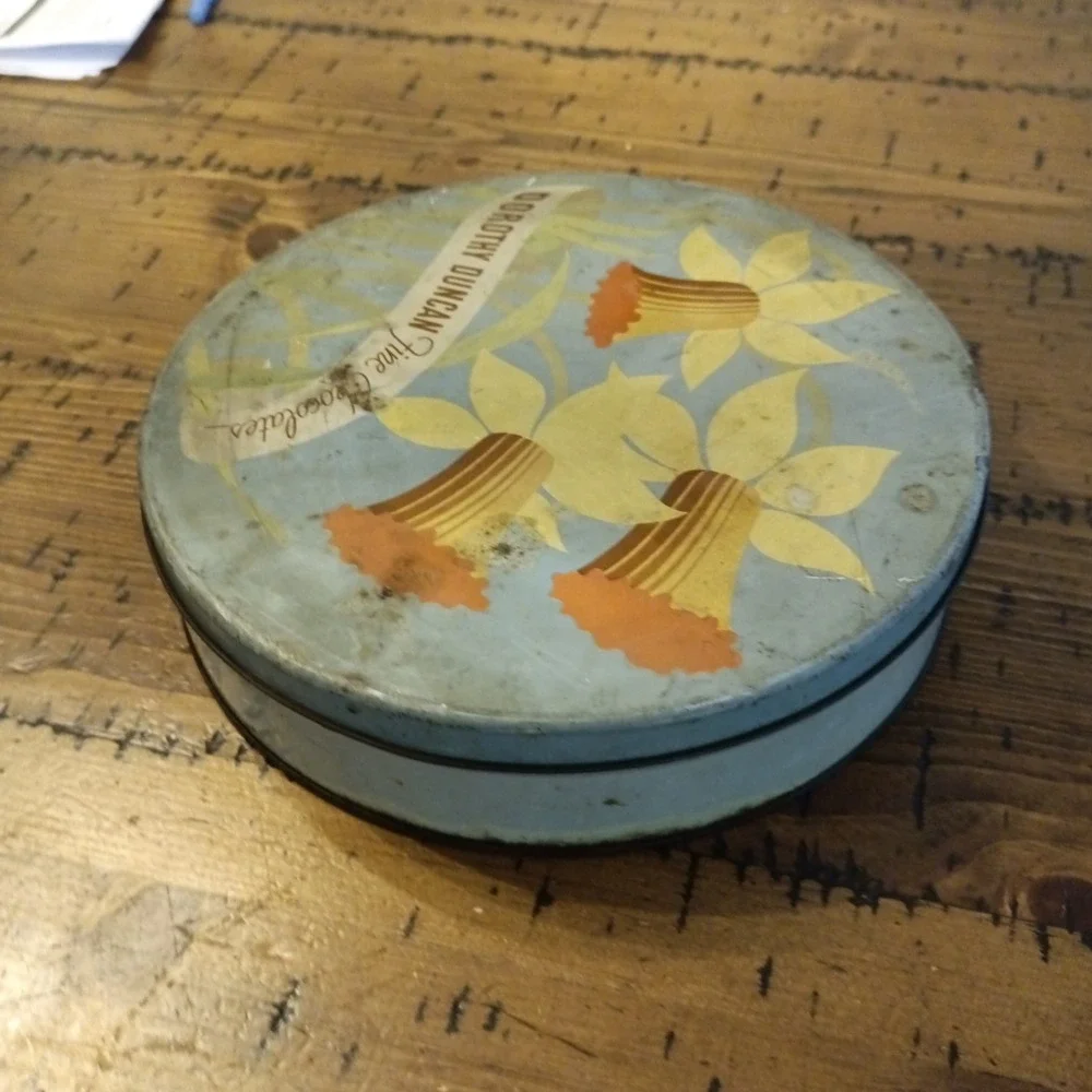 Vintage Dorothy Duncan Fine Chocolates Tin Daffodil Floral 10 Inch Round Metal